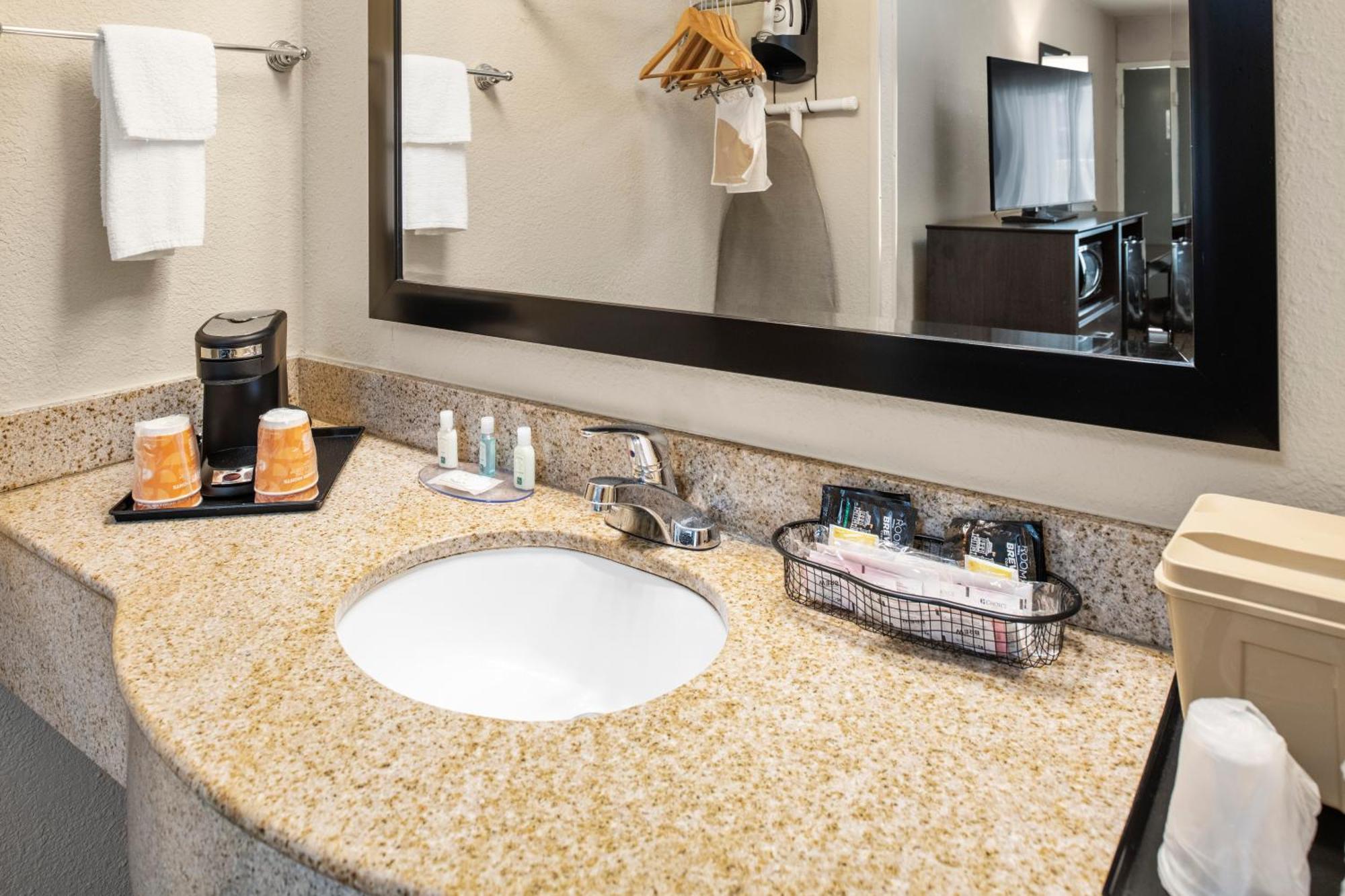 Quality Inn Кингсленд Экстерьер фото